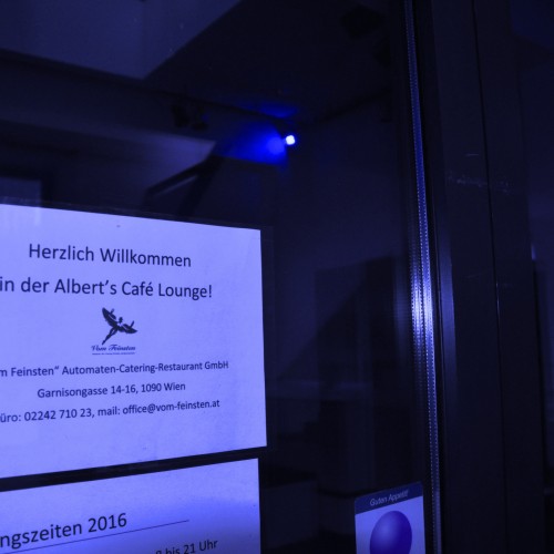 die Lounge im Albert Schweitzer Haus blau.